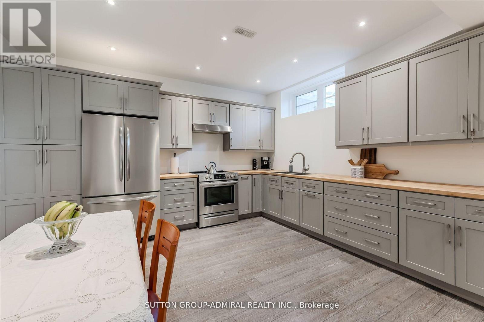 23 Samson Trail, King, ON - Indoor Photo Showing Kitchen