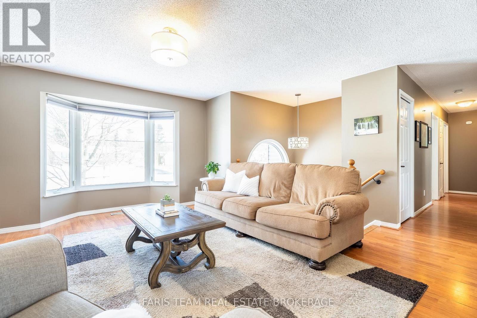 52 Roth Street, Essa, ON - Indoor Photo Showing Living Room