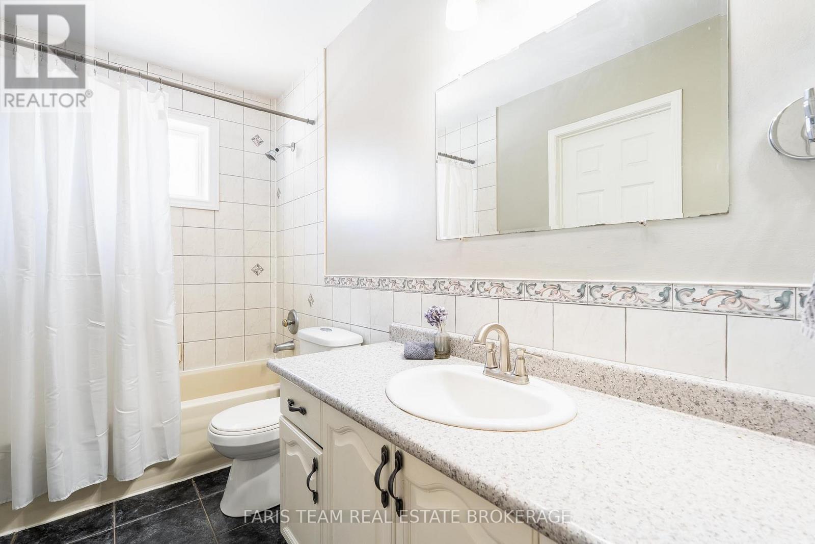 52 Roth Street, Essa, ON - Indoor Photo Showing Bathroom