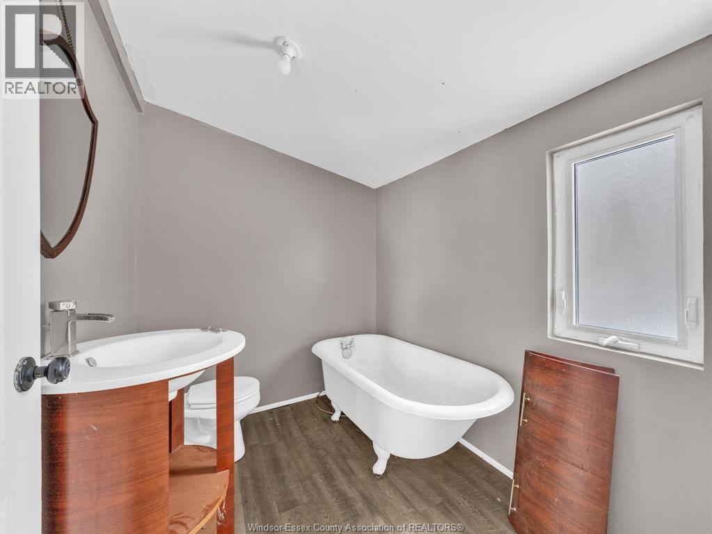 944 Maisonville, Windsor, ON - Indoor Photo Showing Bathroom