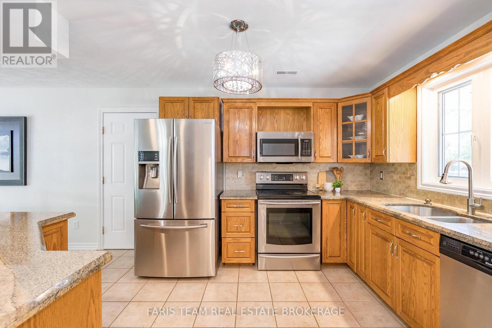 21 Maryjane Road, Tiny, ON - Indoor Photo Showing Kitchen With Double Sink