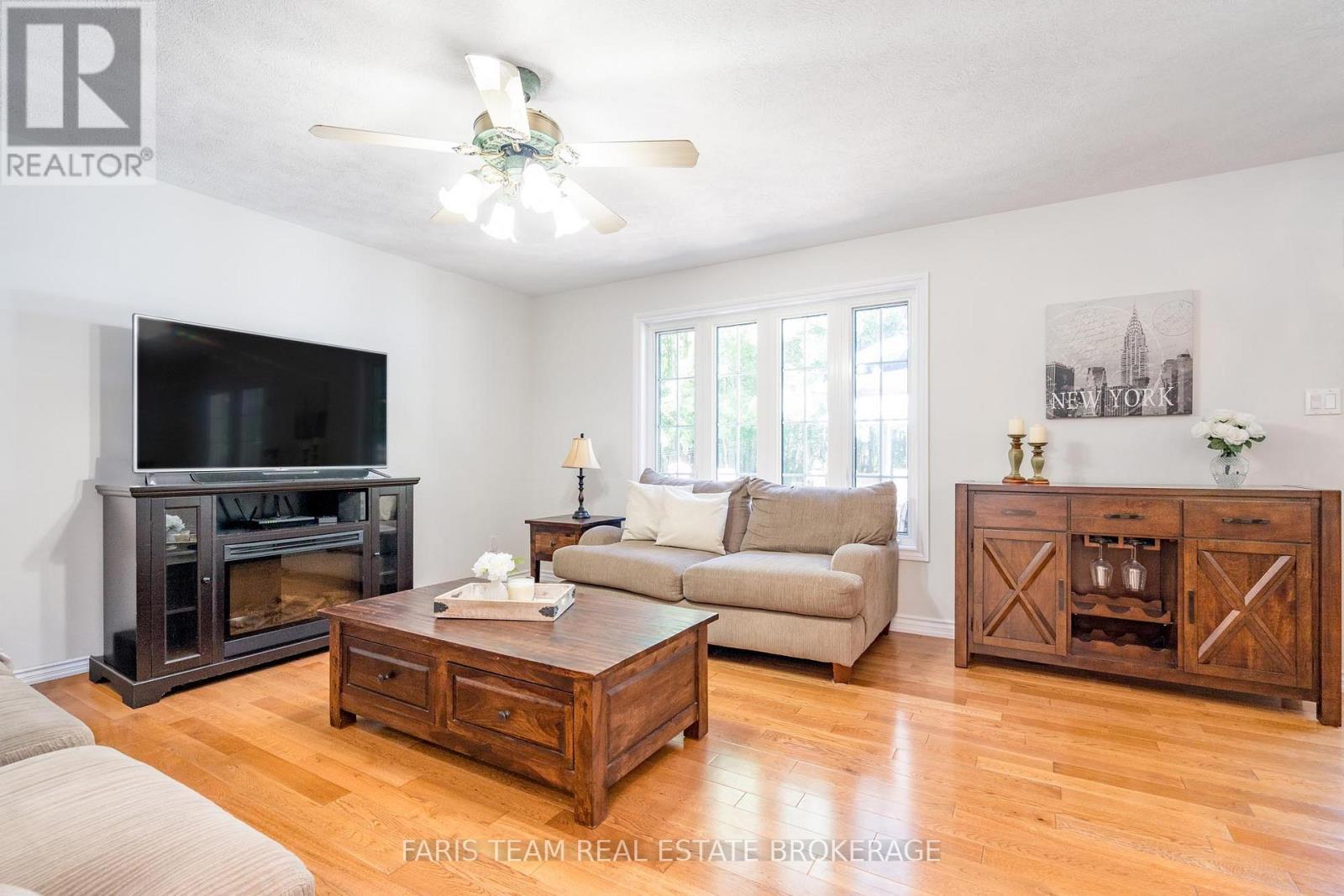 21 Maryjane Road, Tiny, ON - Indoor Photo Showing Living Room