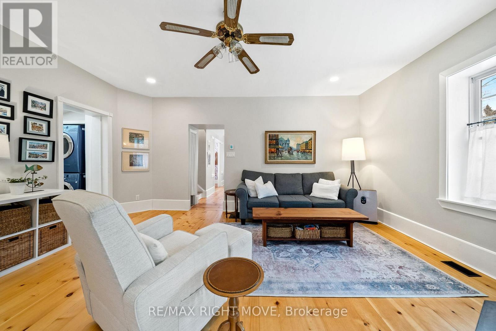 27 Durham St Street, Grey Highlands, ON - Indoor Photo Showing Living Room