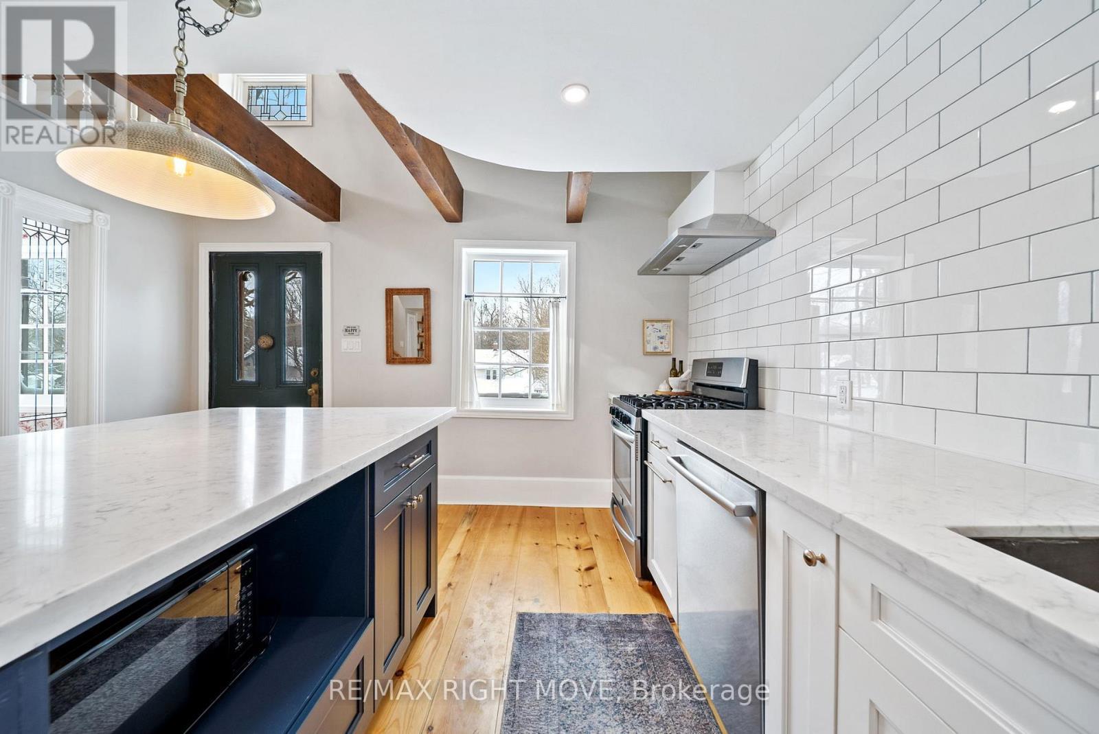 27 Durham St Street, Grey Highlands, ON - Indoor Photo Showing Kitchen With Upgraded Kitchen