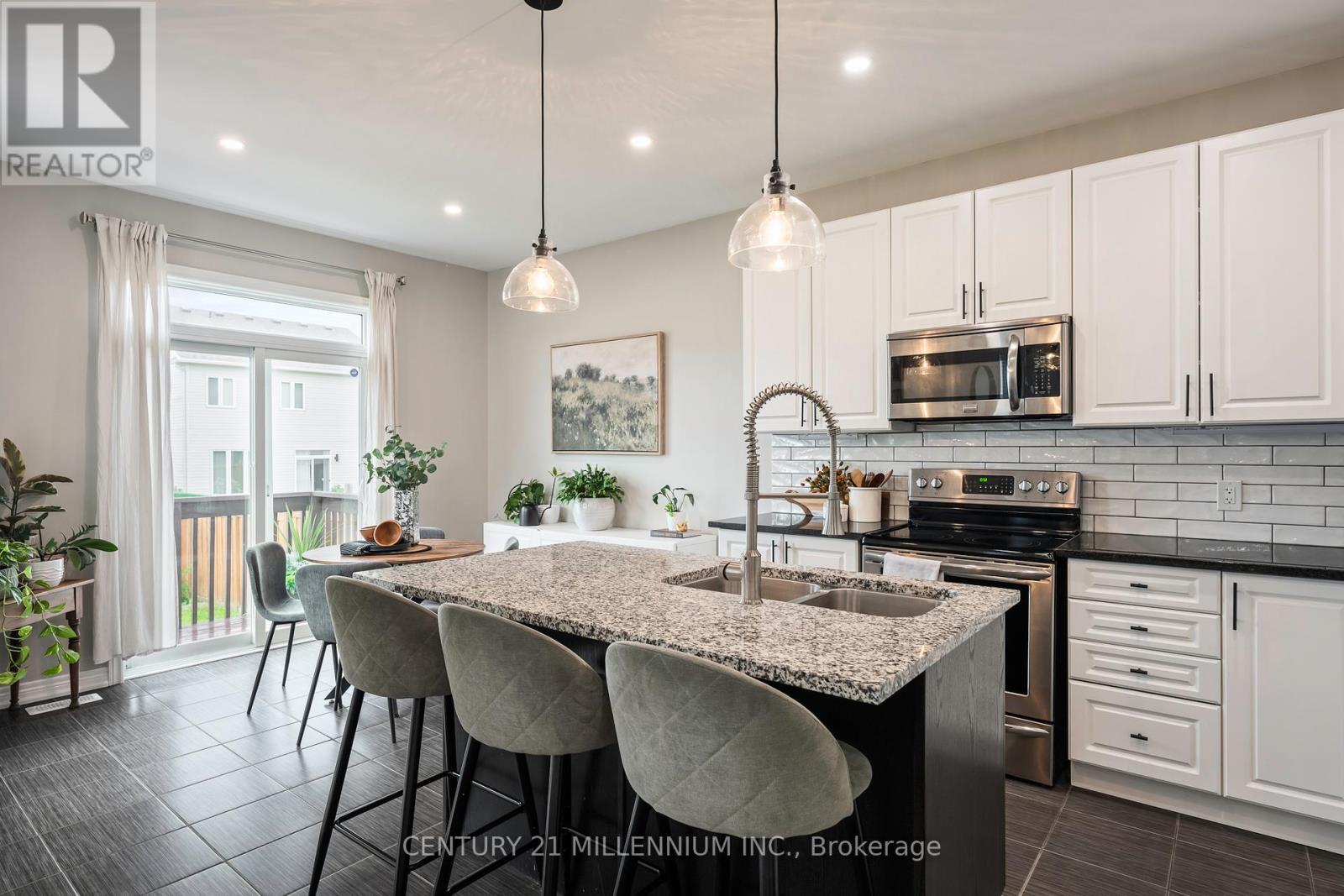 521 Brett Street, Shelburne, ON - Indoor Photo Showing Kitchen With Double Sink With Upgraded Kitchen