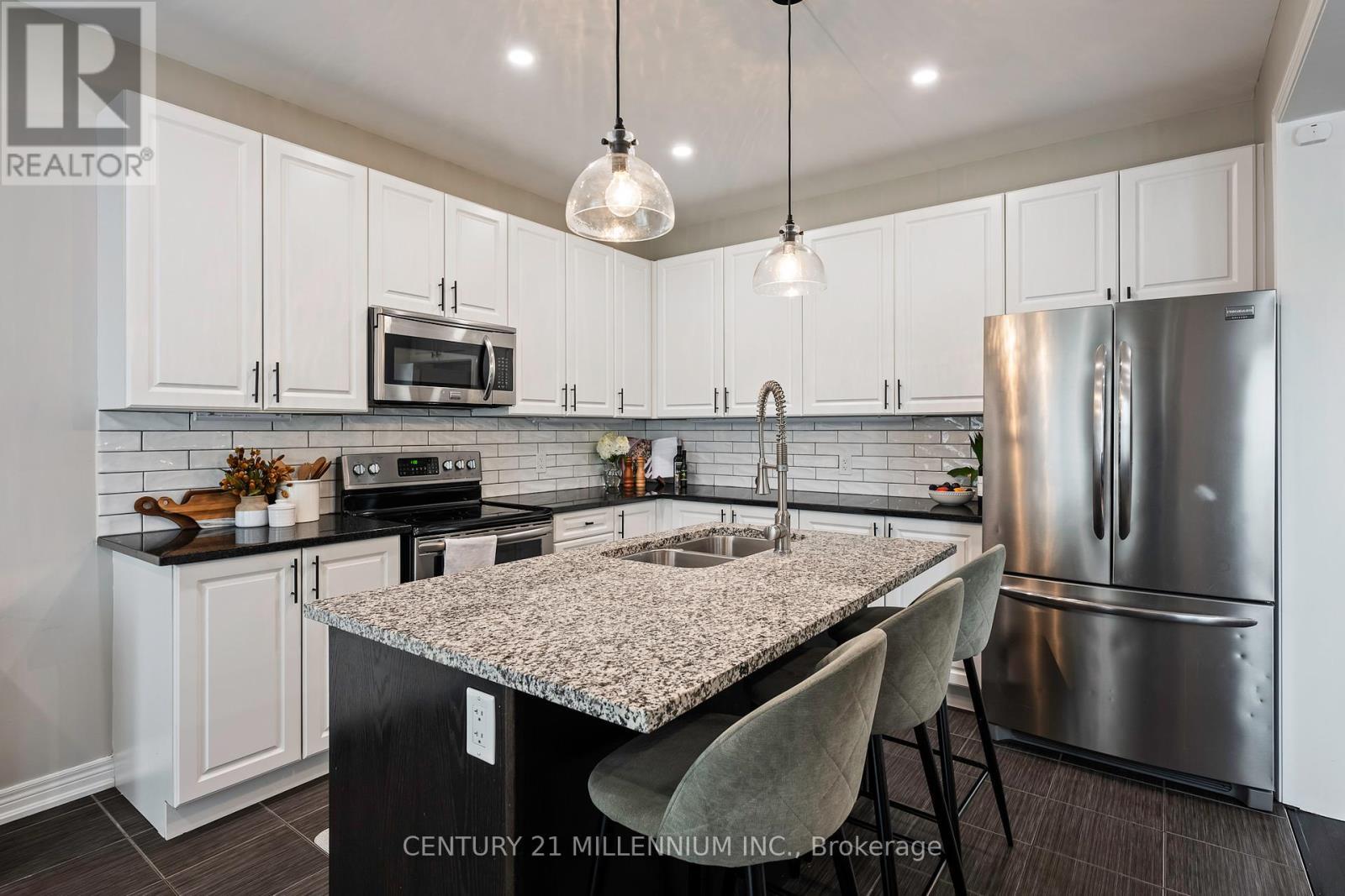 521 Brett Street, Shelburne, ON - Indoor Photo Showing Kitchen With Double Sink With Upgraded Kitchen