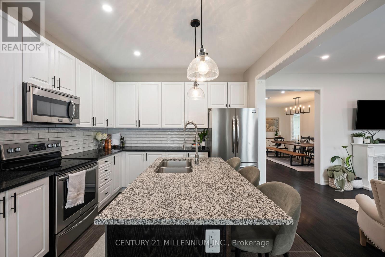 521 Brett Street, Shelburne, ON - Indoor Photo Showing Kitchen With Double Sink With Upgraded Kitchen
