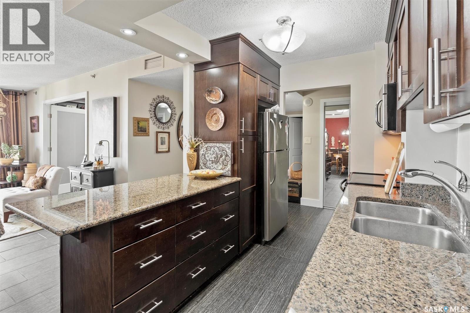 1501 320 5Th Avenue N, Saskatoon, SK - Indoor Photo Showing Kitchen With Double Sink
