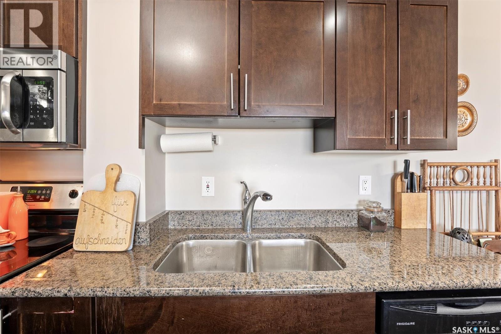 1501 320 5Th Avenue N, Saskatoon, SK - Indoor Photo Showing Kitchen With Double Sink With Upgraded Kitchen