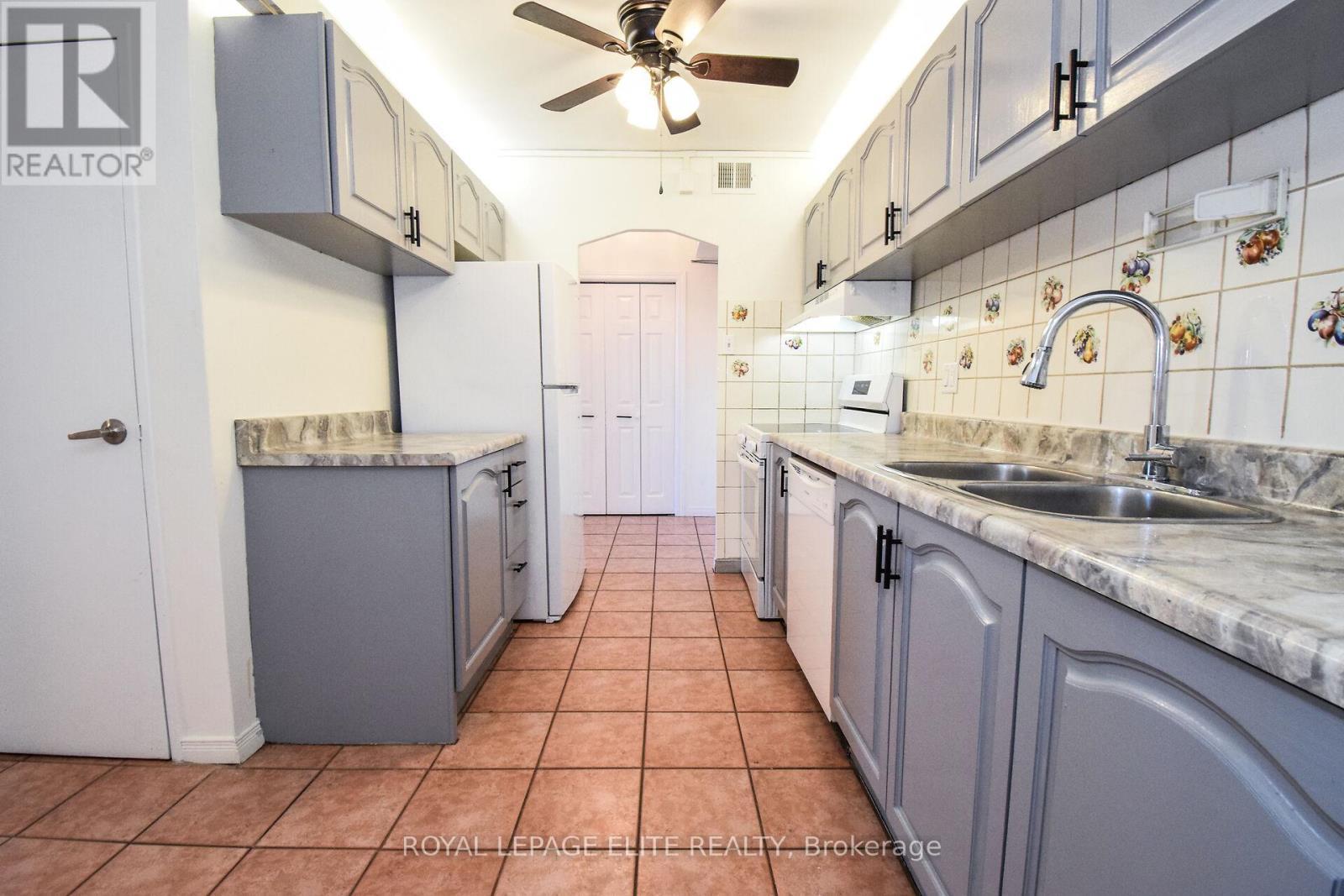 302 - 362 The East Mall W, Toronto, ON - Indoor Photo Showing Kitchen With Double Sink