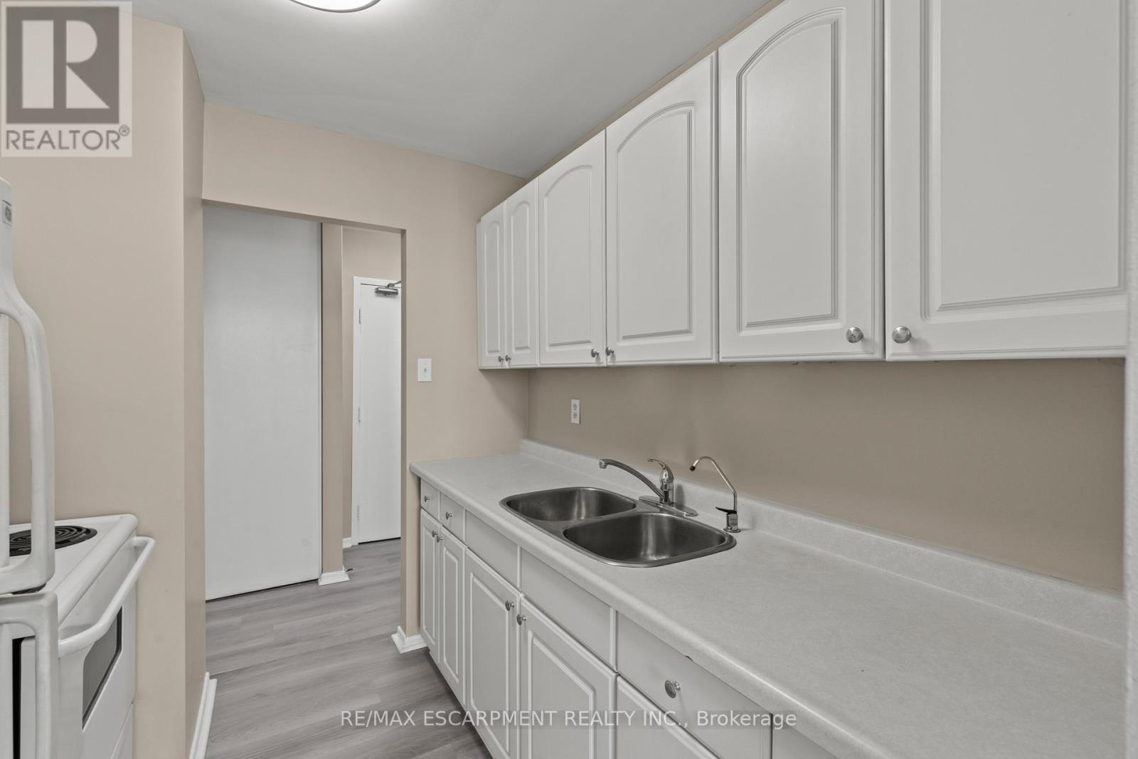 1004 - 359 Geneva Street, St. Catharines, ON - Indoor Photo Showing Kitchen With Double Sink