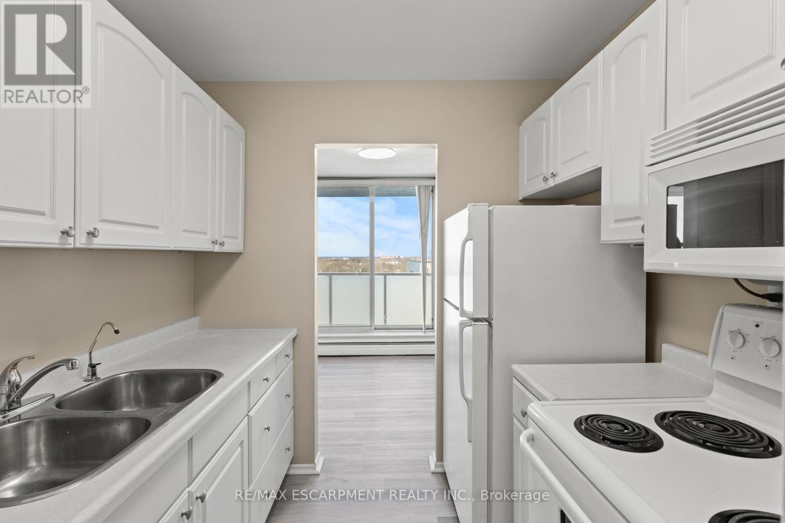 1004 - 359 Geneva Street, St. Catharines, ON - Indoor Photo Showing Kitchen With Double Sink