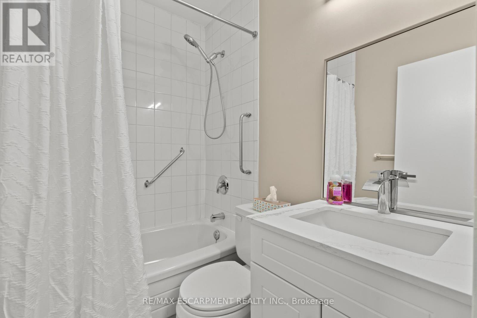 1004 - 359 Geneva Street, St. Catharines, ON - Indoor Photo Showing Bathroom