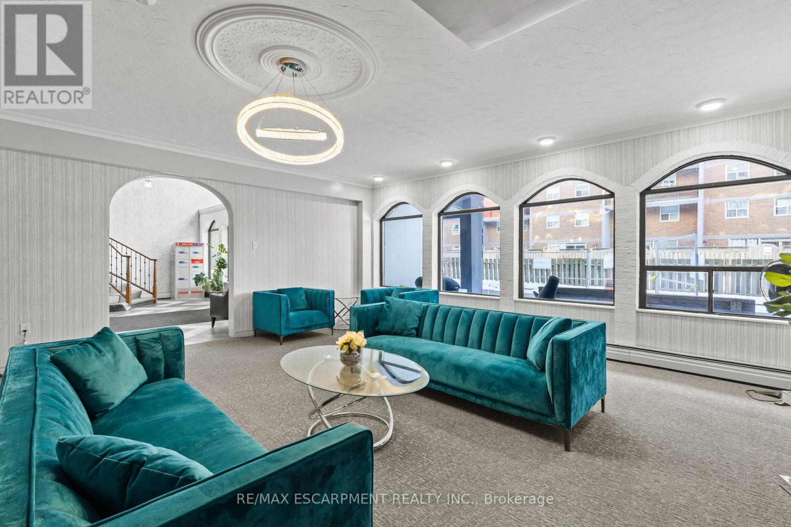 1004 - 359 Geneva Street, St. Catharines, ON - Indoor Photo Showing Living Room