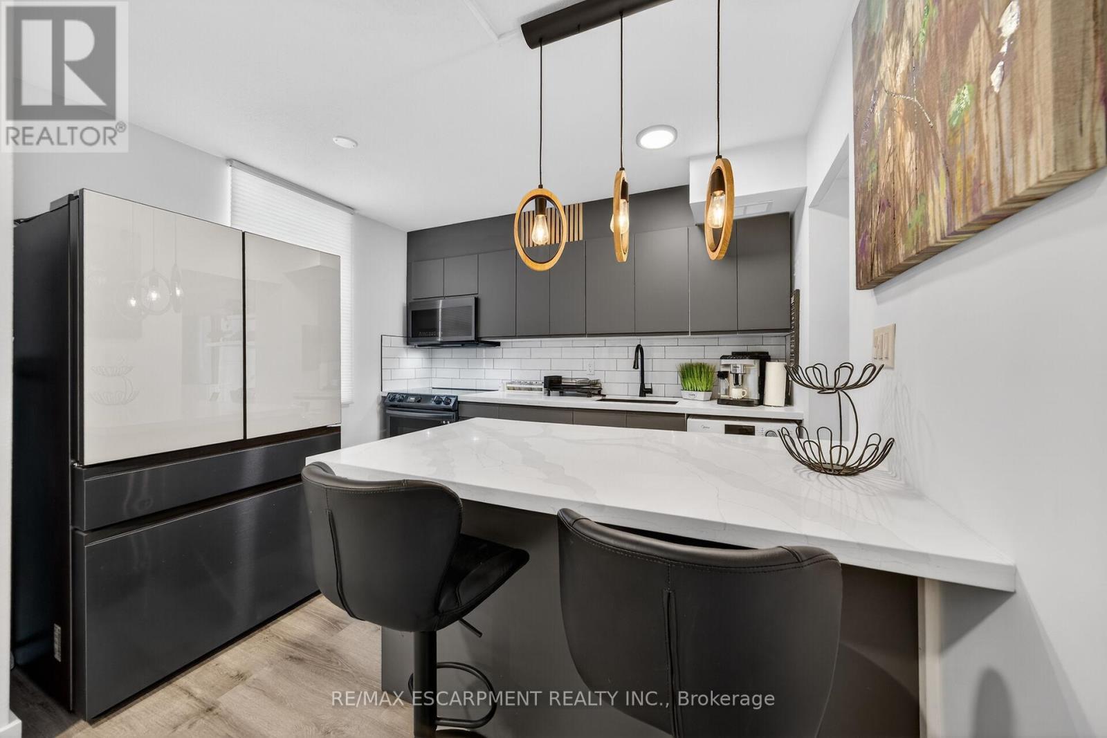 324 - 350 Quigley Road, Hamilton, ON - Indoor Photo Showing Kitchen