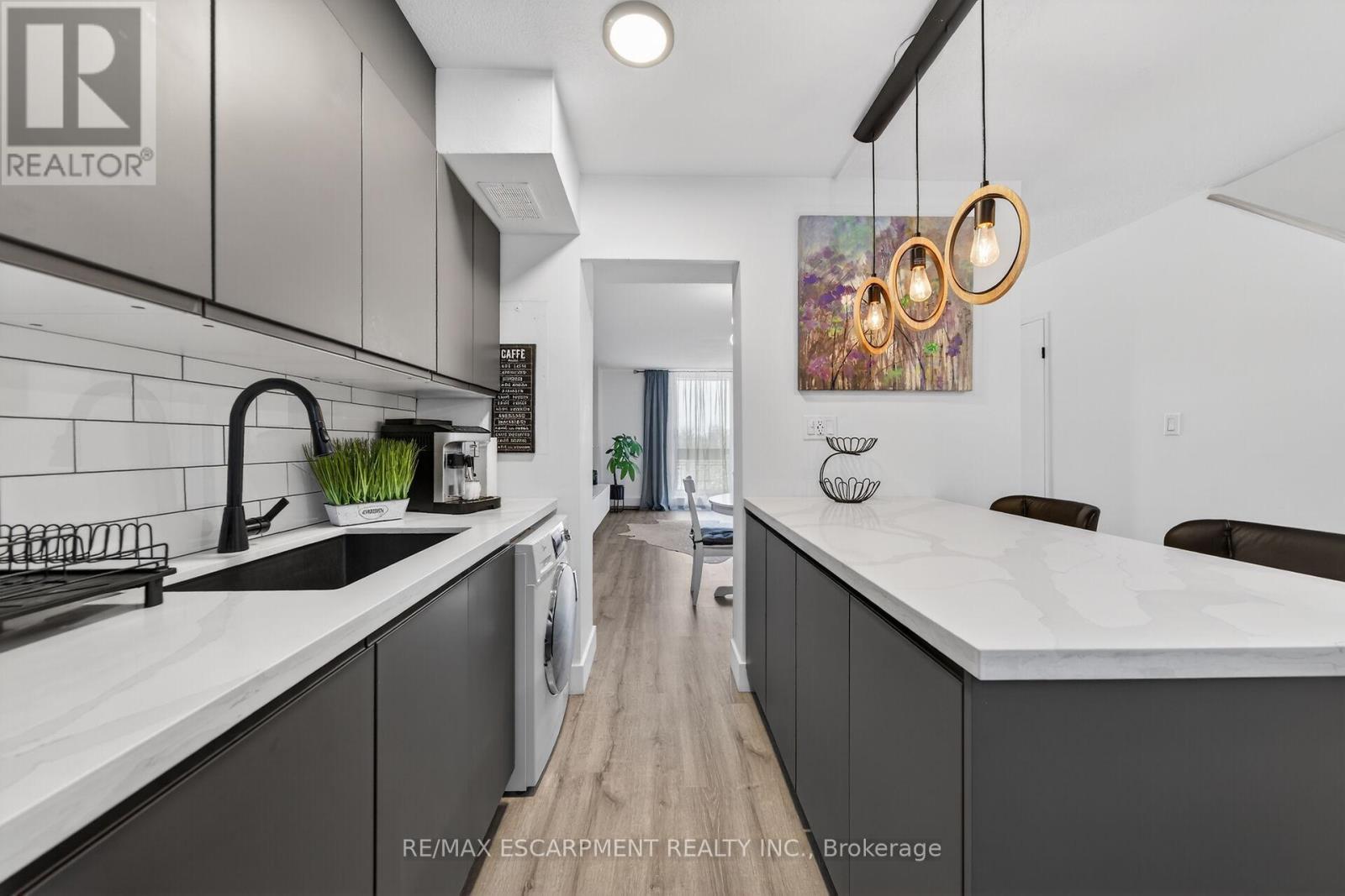 324 - 350 Quigley Road, Hamilton, ON - Indoor Photo Showing Kitchen With Upgraded Kitchen
