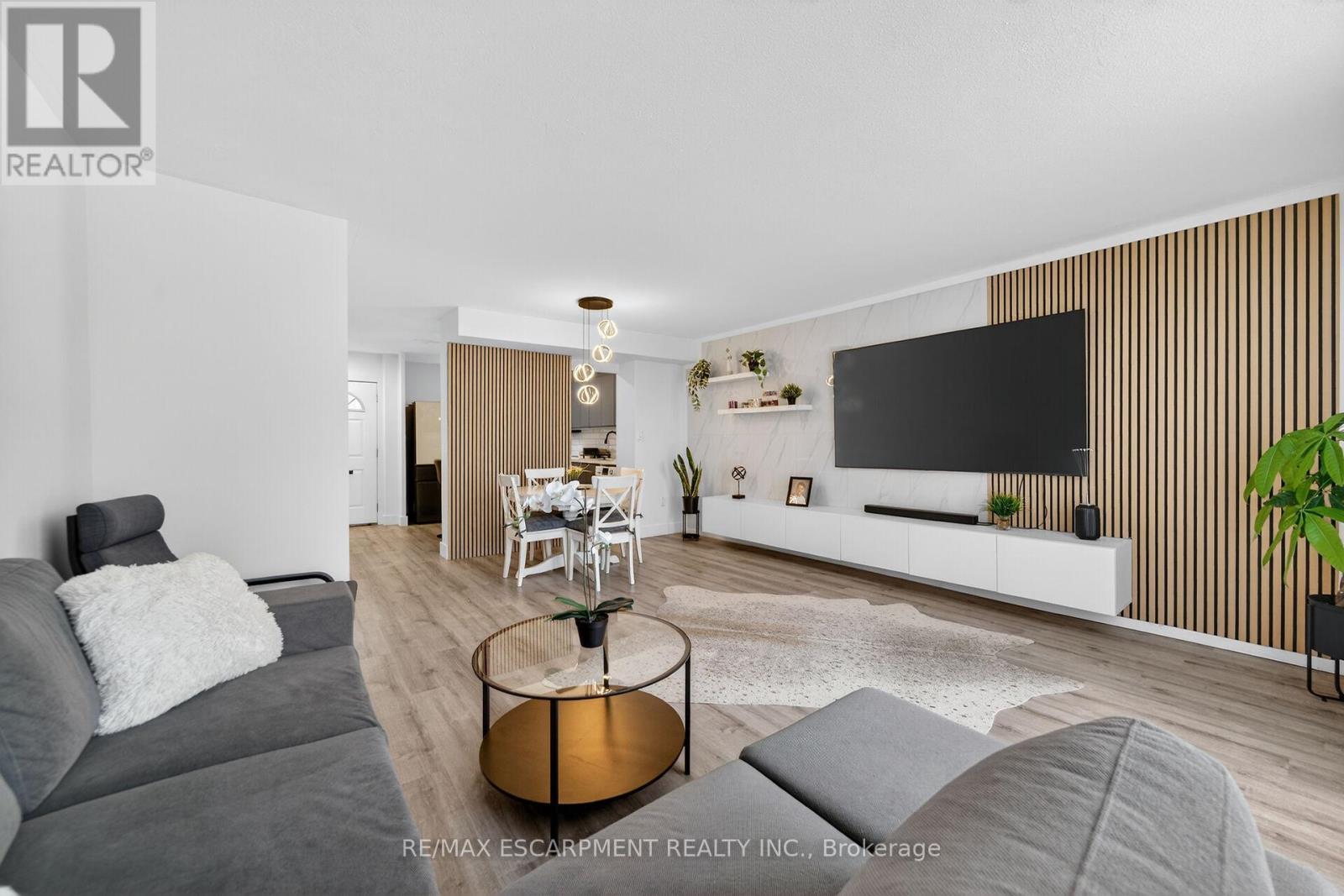 324 - 350 Quigley Road, Hamilton, ON - Indoor Photo Showing Living Room