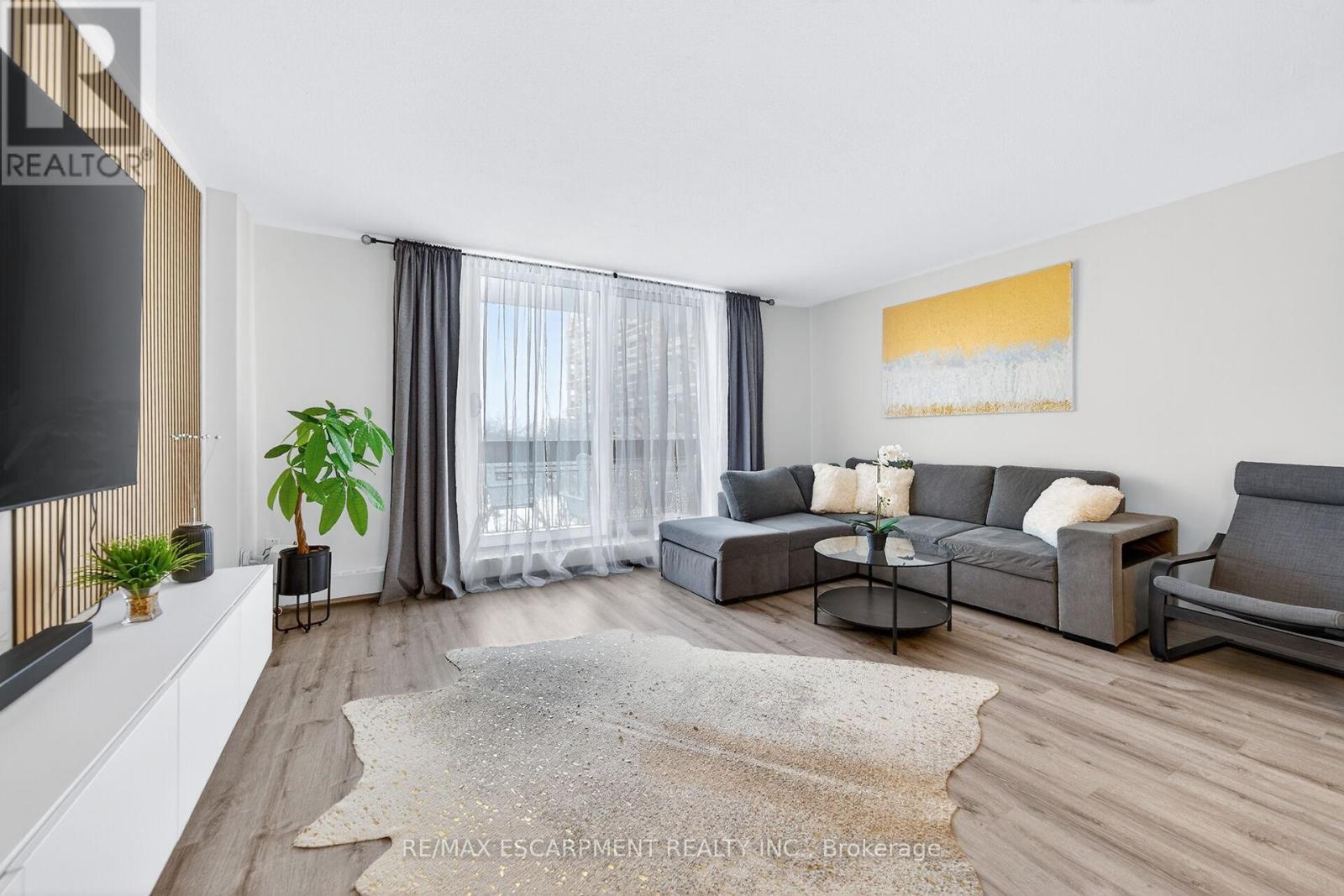 324 - 350 Quigley Road, Hamilton, ON - Indoor Photo Showing Living Room