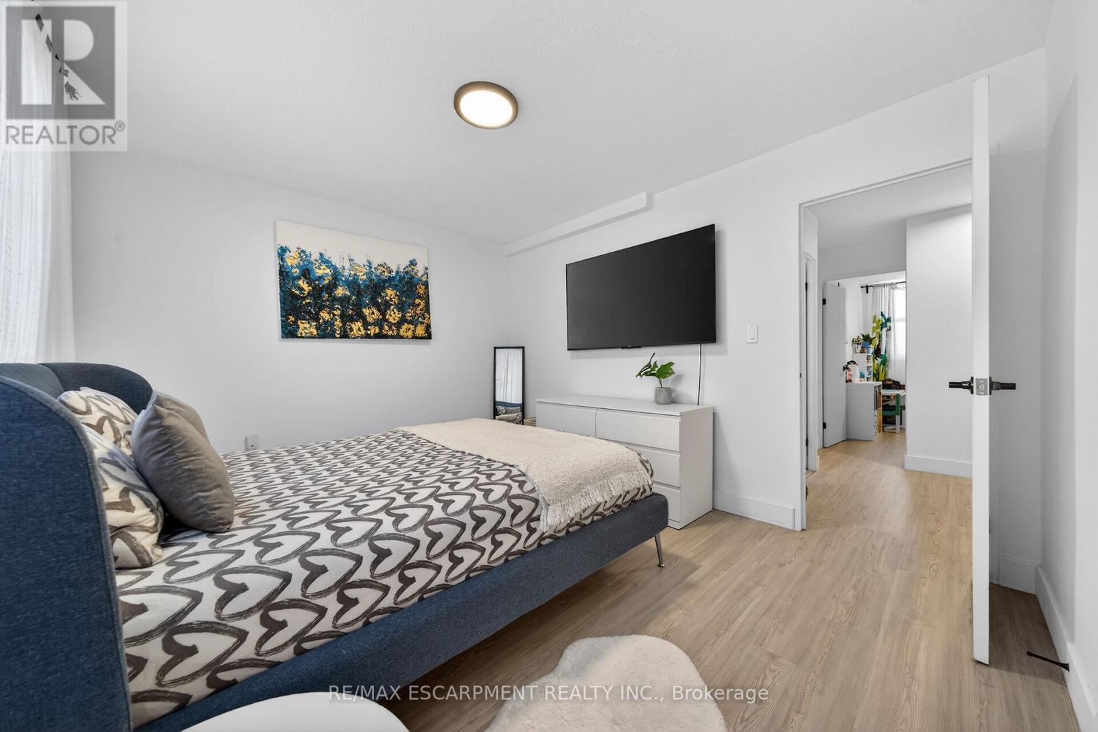 324 - 350 Quigley Road, Hamilton, ON - Indoor Photo Showing Bedroom