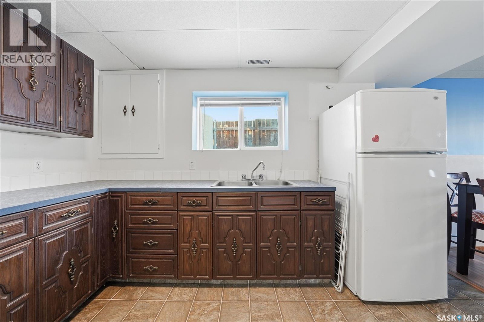 255 Southwood Drive, Prince Albert, SK - Indoor Photo Showing Kitchen With Double Sink