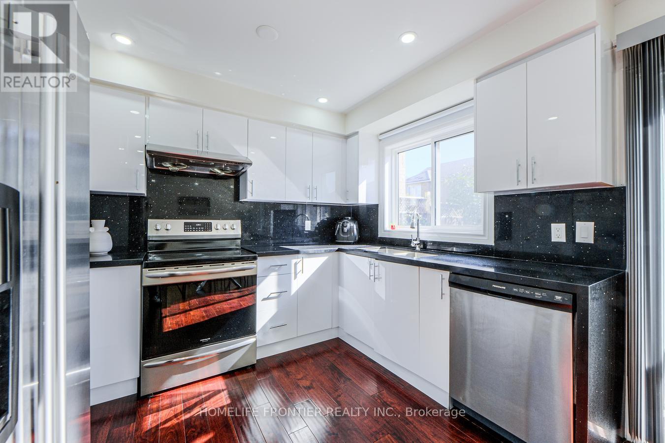 3391 Bruzan Crescent, Mississauga, ON - Indoor Photo Showing Kitchen With Double Sink