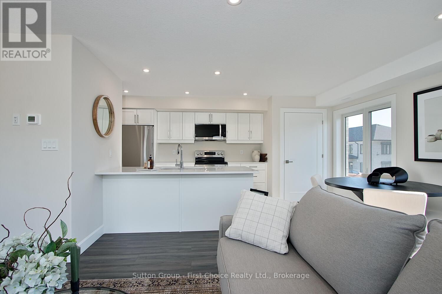 Unit 40 - 3202 Vivian Line, Stratford, ON - Indoor Photo Showing Kitchen