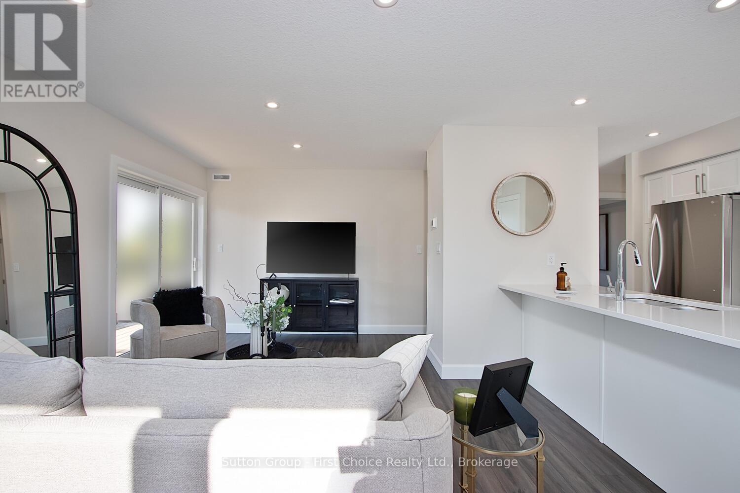 Unit 40 - 3202 Vivian Line, Stratford, ON - Indoor Photo Showing Living Room