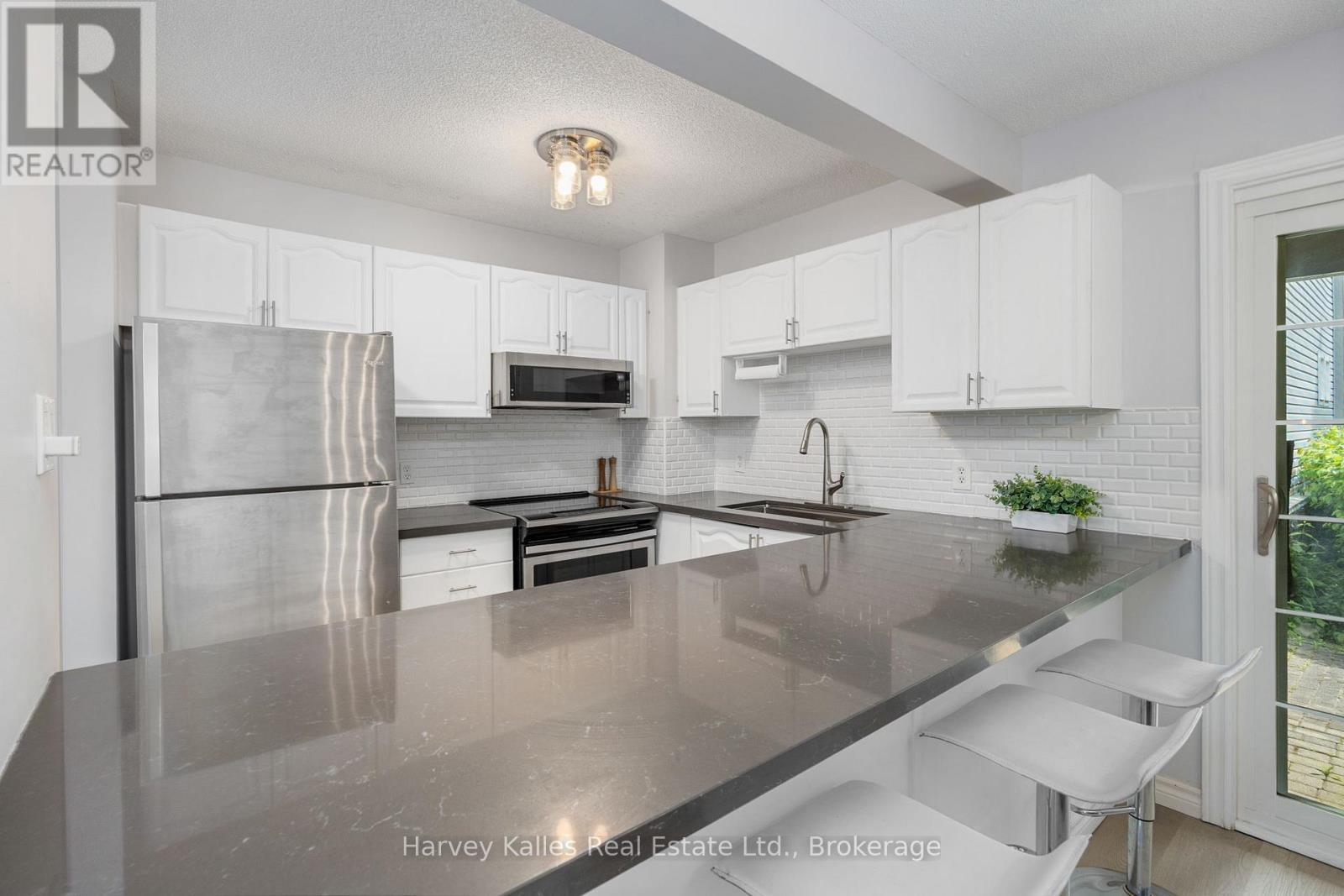 Kitchen - 37 - 146 Settler'S Way, Blue Mountains, ON - Indoor Photo Showing Kitchen With Upgraded Kitchen