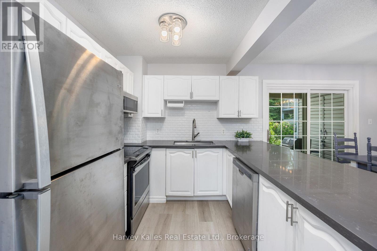 Kitchen - 37 - 146 Settler'S Way, Blue Mountains, ON - Indoor Photo Showing Kitchen With Upgraded Kitchen
