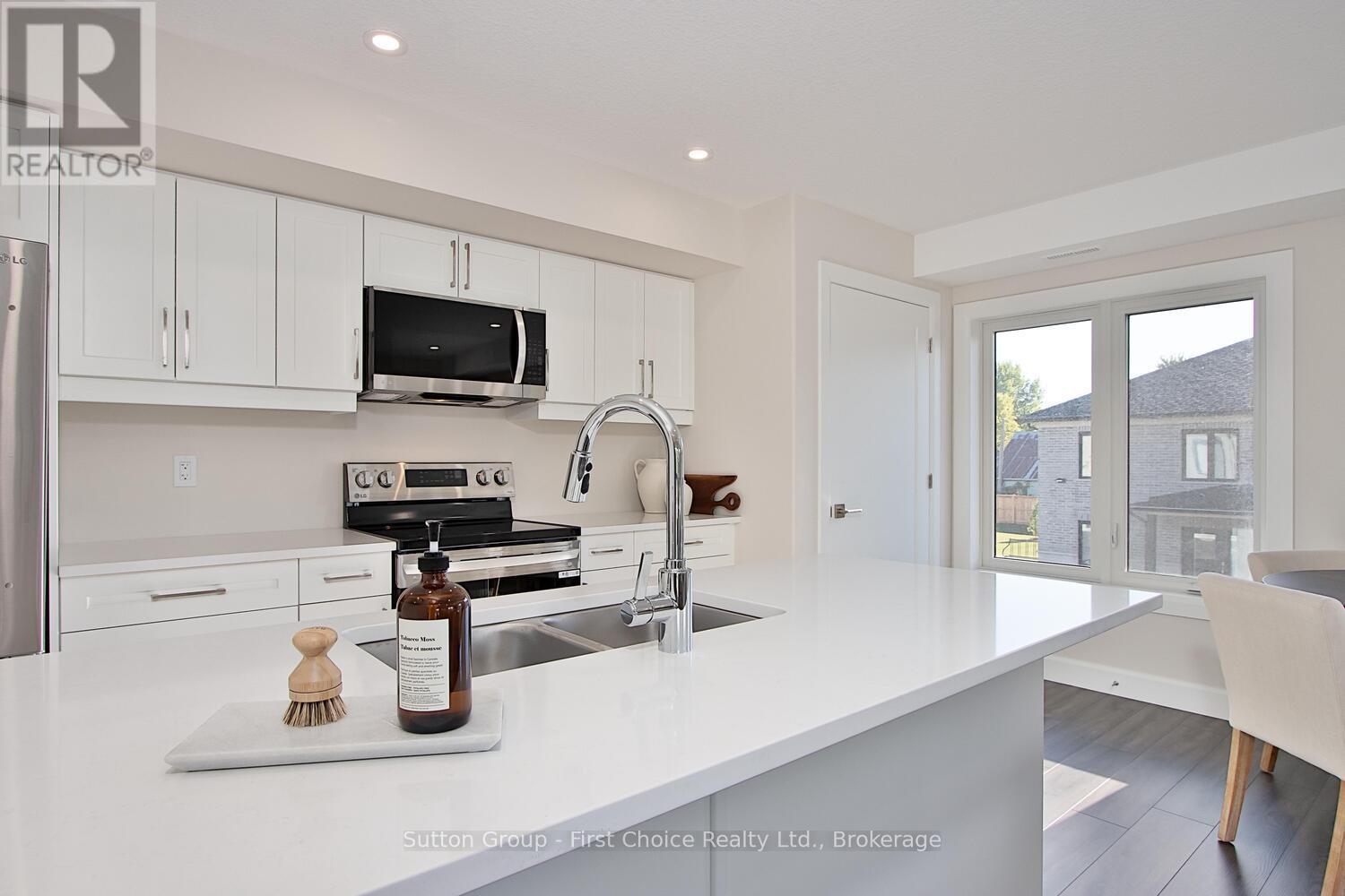 Unit 42 - 3202 Vivian Line, Stratford, ON - Indoor Photo Showing Kitchen With Double Sink With Upgraded Kitchen