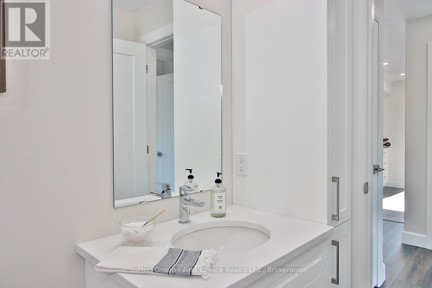 Unit 42 - 3202 Vivian Line, Stratford, ON - Indoor Photo Showing Bathroom