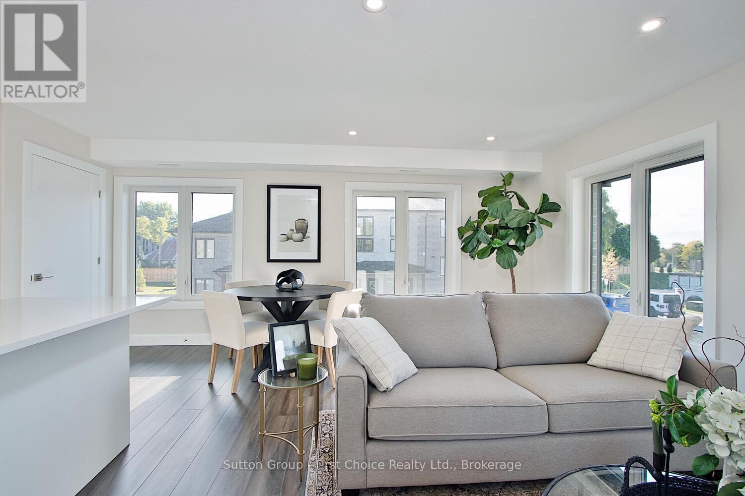 Unit 42 - 3202 Vivian Line, Stratford, ON - Indoor Photo Showing Living Room