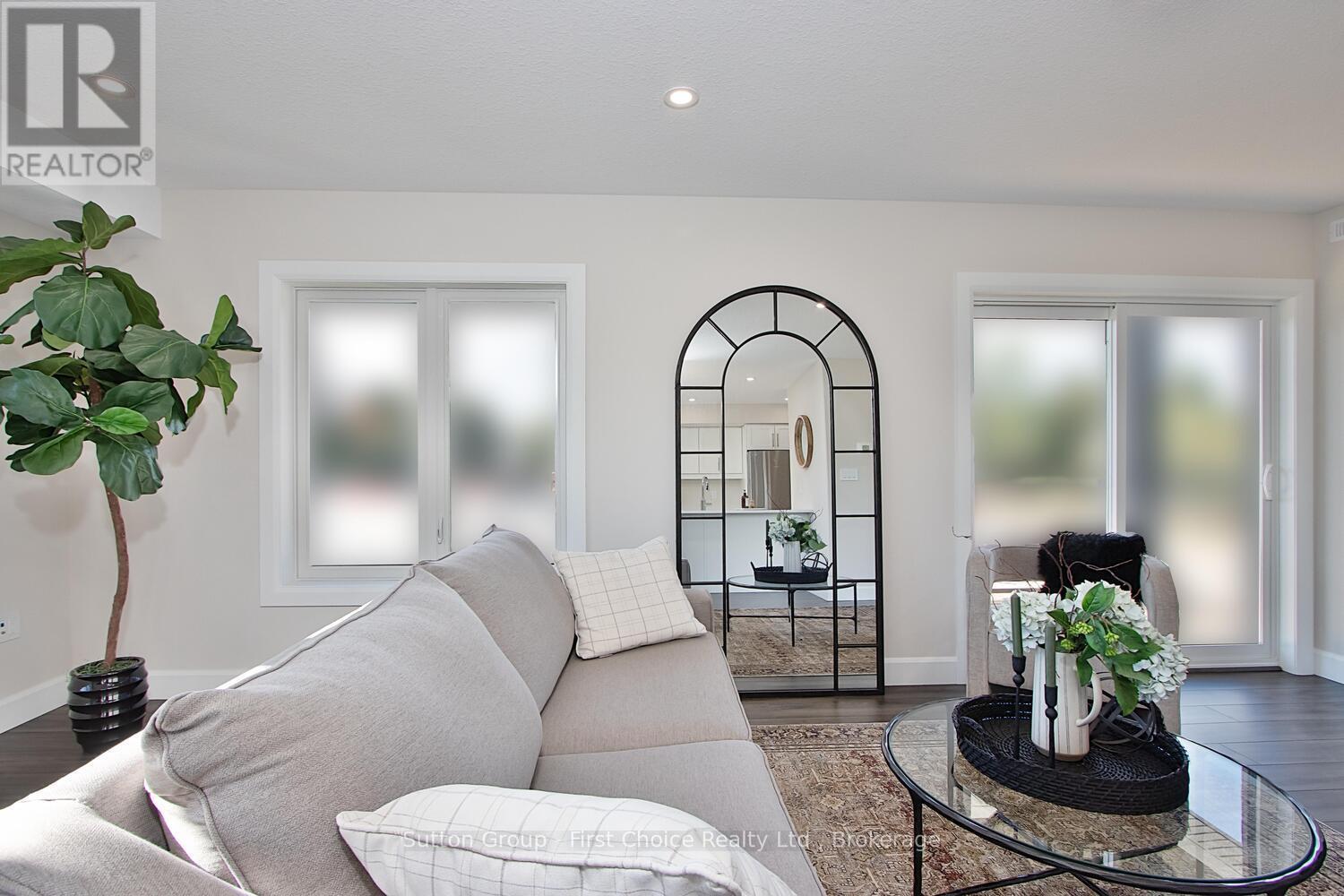 Unit 42 - 3202 Vivian Line, Stratford, ON - Indoor Photo Showing Living Room