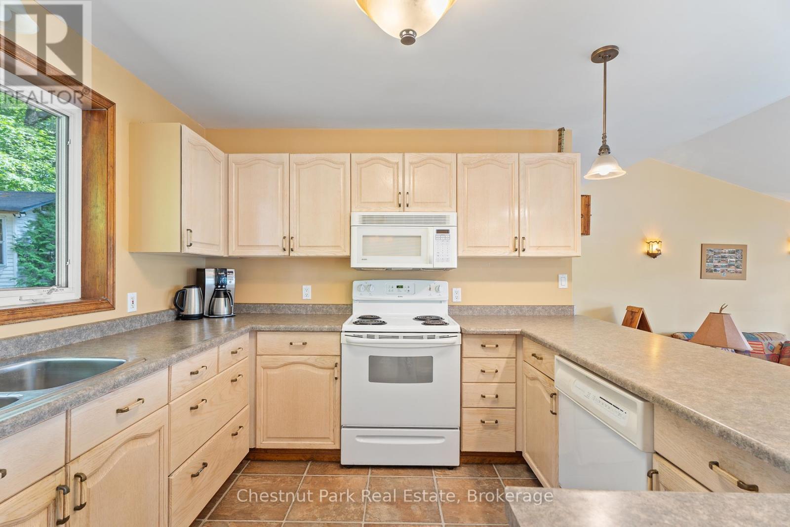Unit #8 - 1111 Buckeye Road, Muskoka Lakes (Medora), ON - Indoor Photo Showing Kitchen