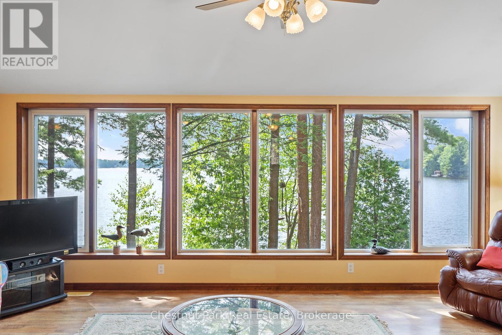 Unit #8 - 1111 Buckeye Road, Muskoka Lakes (Medora), ON - Indoor Photo Showing Living Room