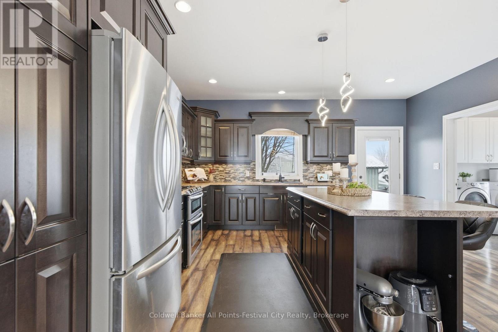 217 Britannia Road E, Goderich (Goderich (Town)), ON - Indoor Photo Showing Kitchen With Double Sink With Upgraded Kitchen