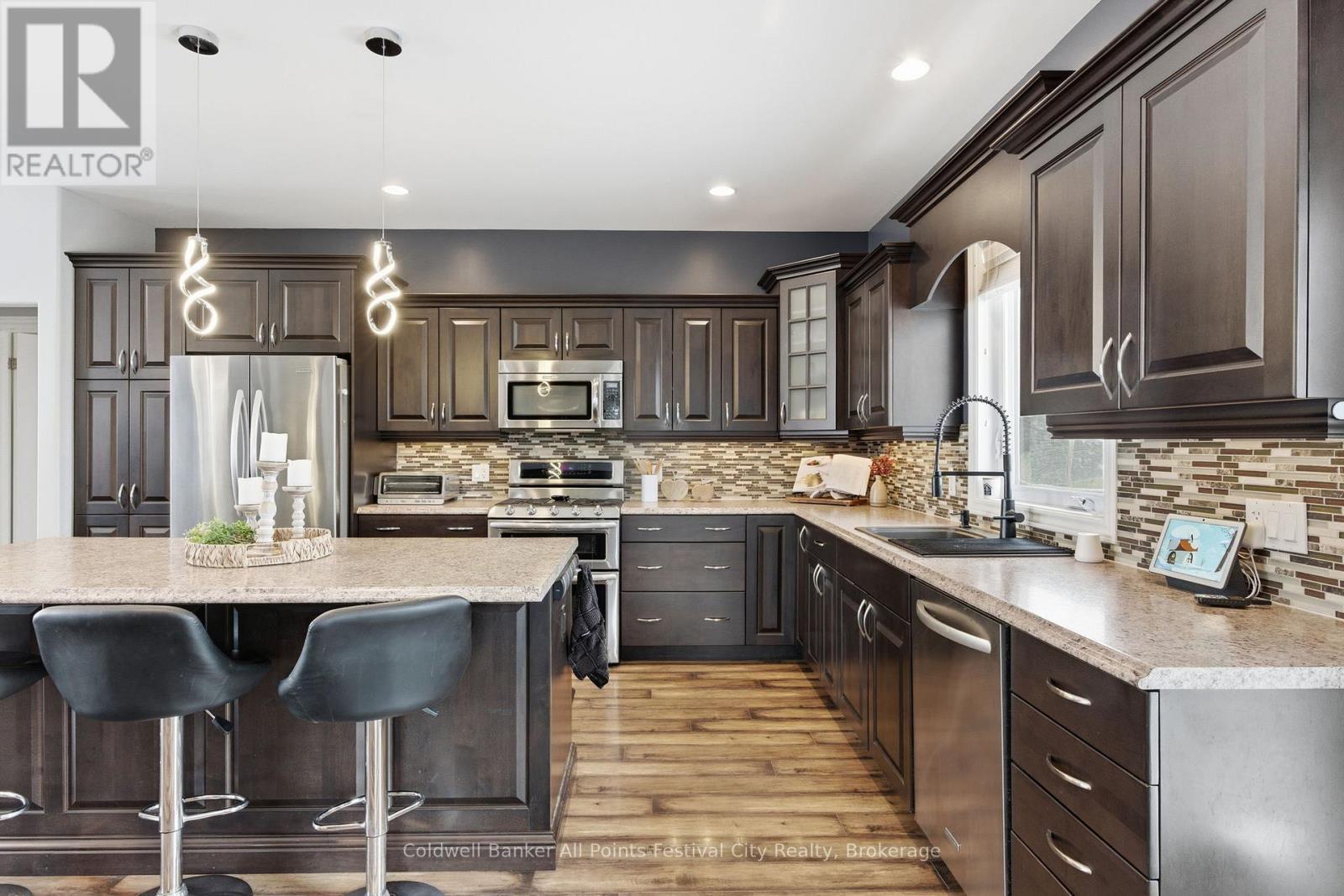 217 Britannia Road E, Goderich (Goderich (Town)), ON - Indoor Photo Showing Kitchen With Upgraded Kitchen