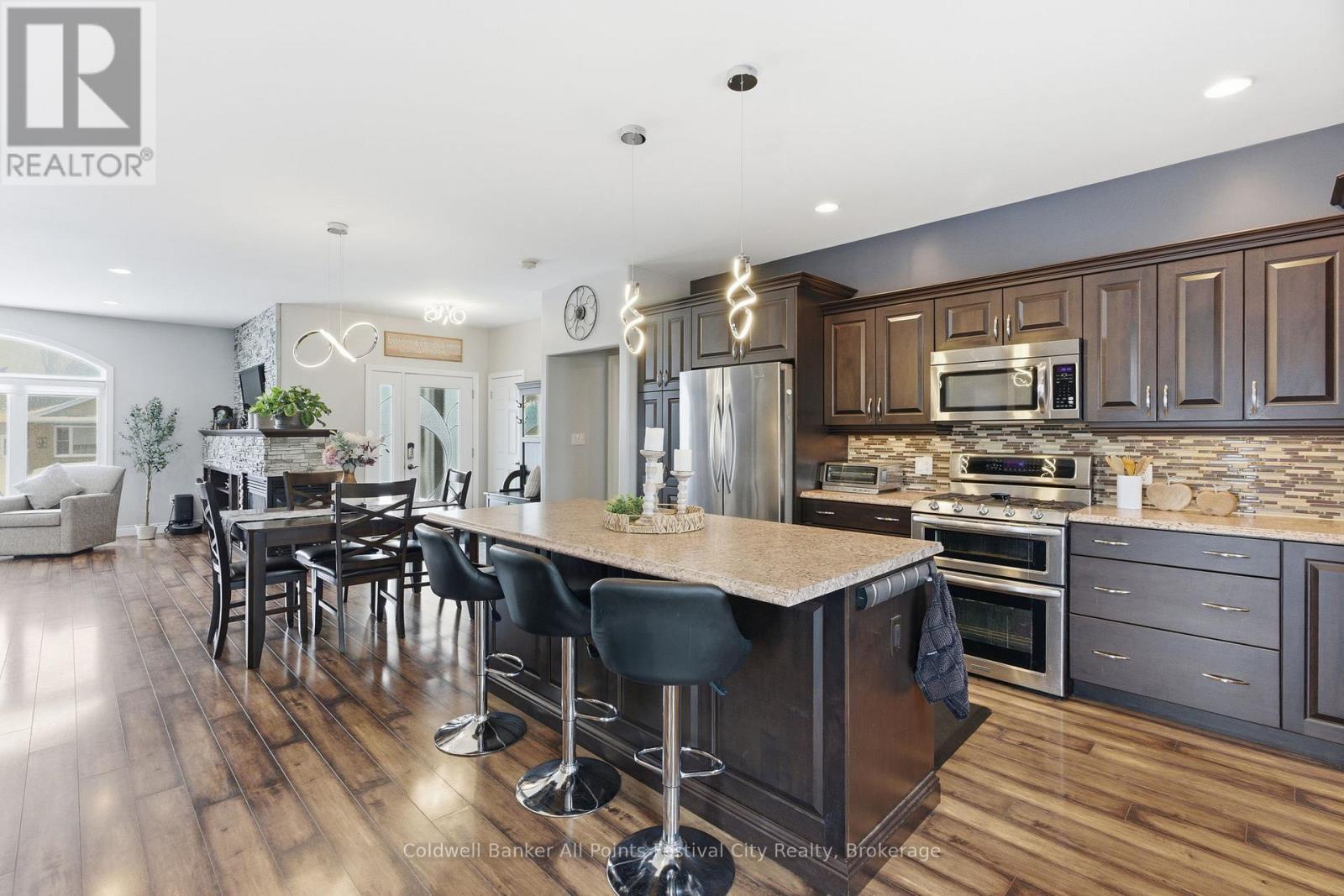 217 Britannia Road E, Goderich (Goderich (Town)), ON - Indoor Photo Showing Kitchen With Upgraded Kitchen