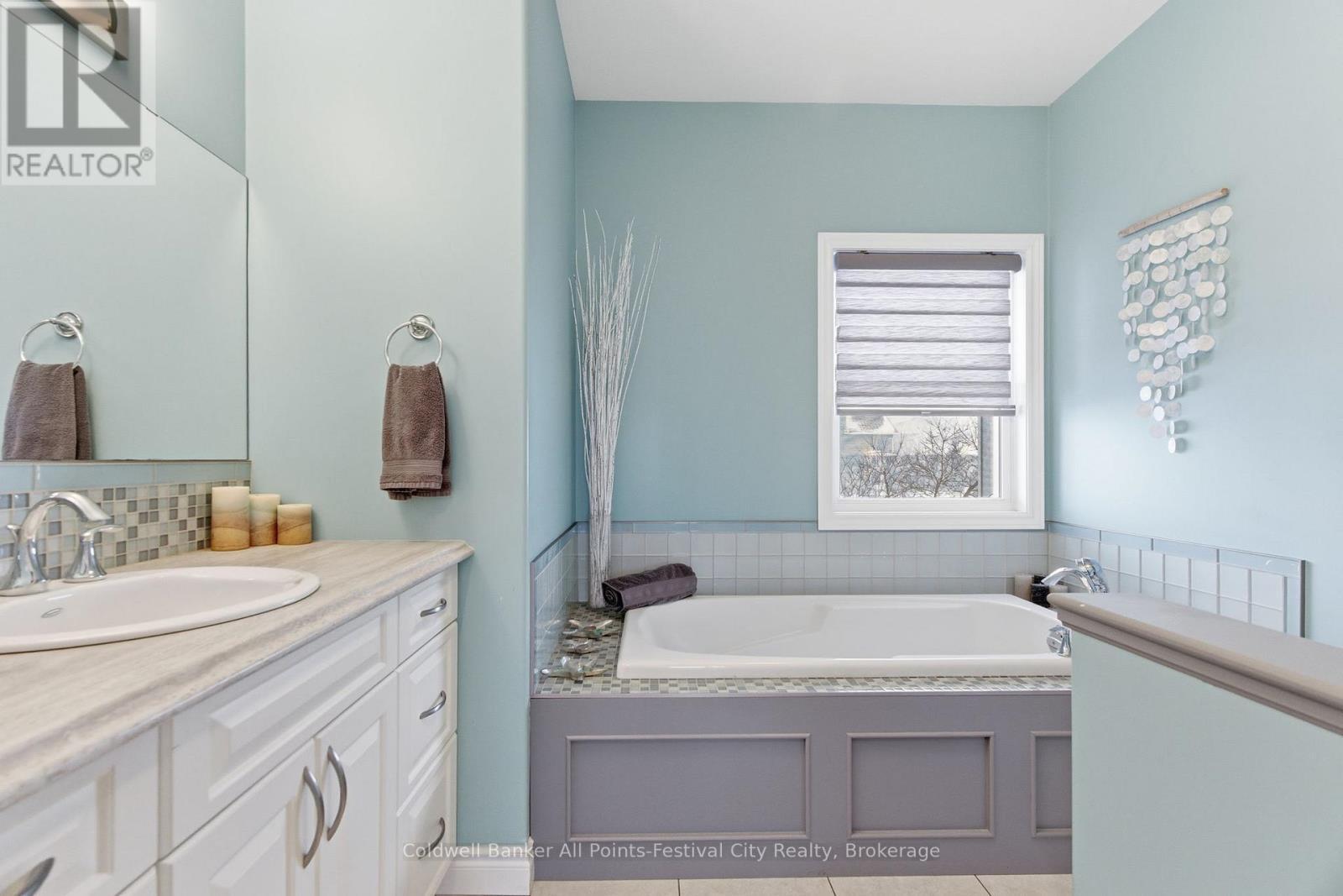 217 Britannia Road E, Goderich (Goderich (Town)), ON - Indoor Photo Showing Bathroom