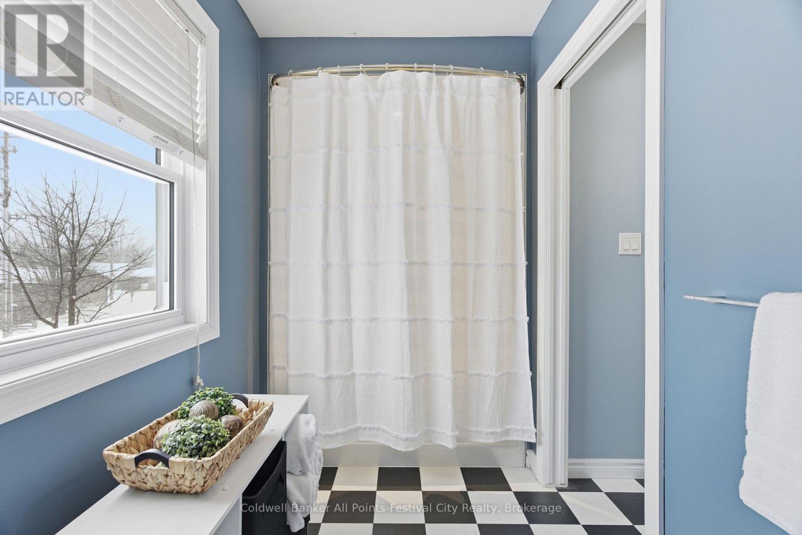 217 Britannia Road E, Goderich (Goderich (Town)), ON - Indoor Photo Showing Bathroom