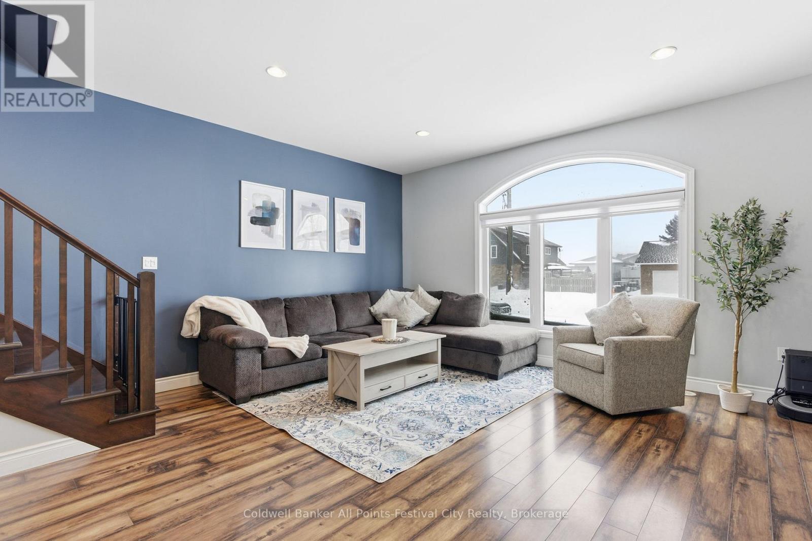 217 Britannia Road E, Goderich (Goderich (Town)), ON - Indoor Photo Showing Living Room