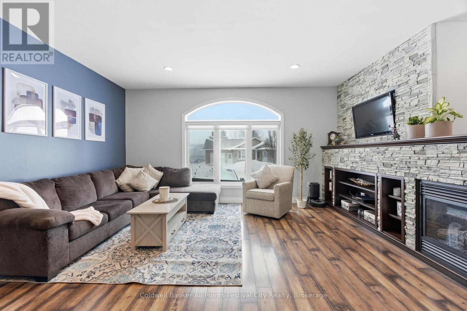 217 Britannia Road E, Goderich (Goderich (Town)), ON - Indoor Photo Showing Living Room With Fireplace