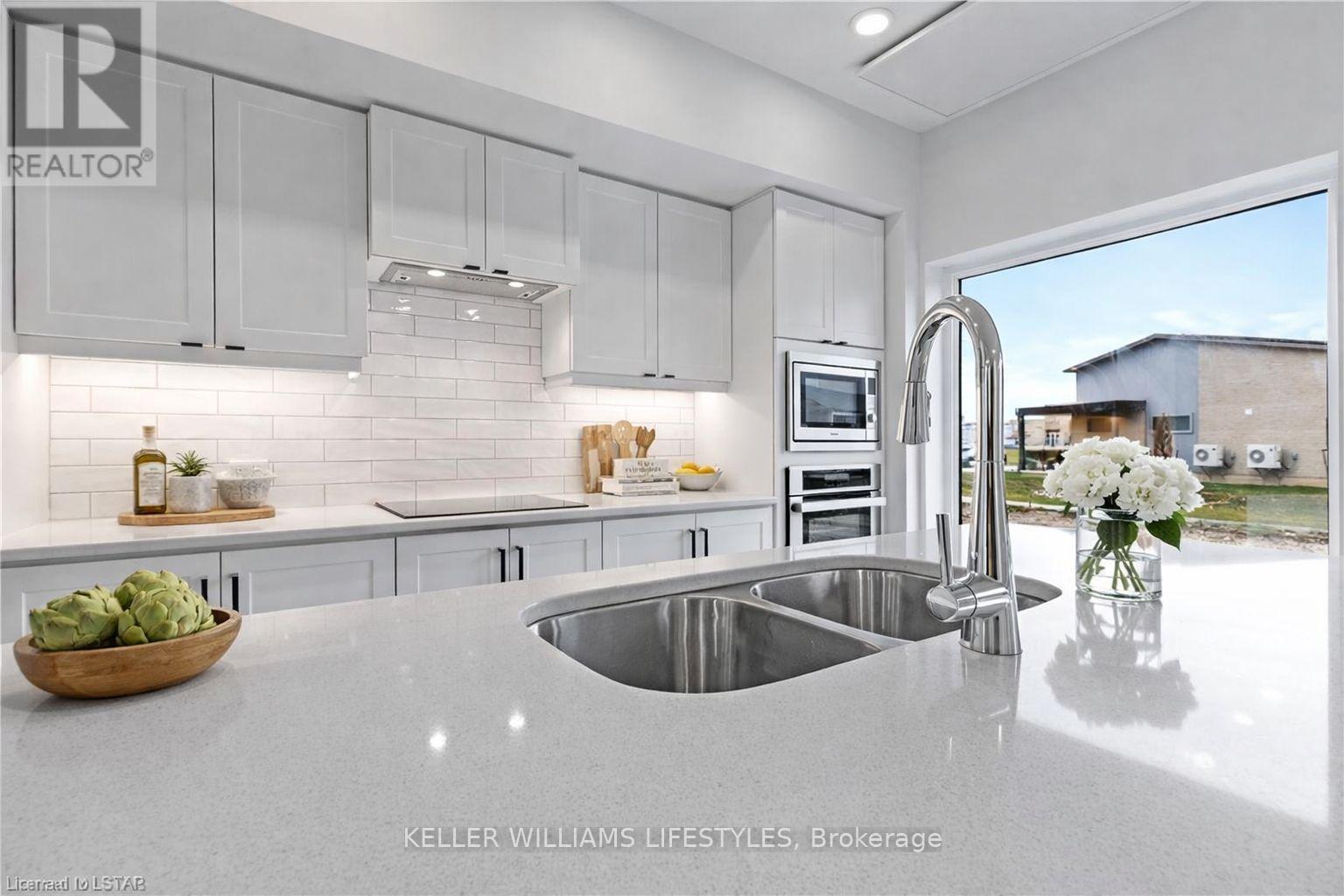 B106 - 2082 Lumen Drive, London South (South A), ON - Indoor Photo Showing Kitchen With Double Sink With Upgraded Kitchen