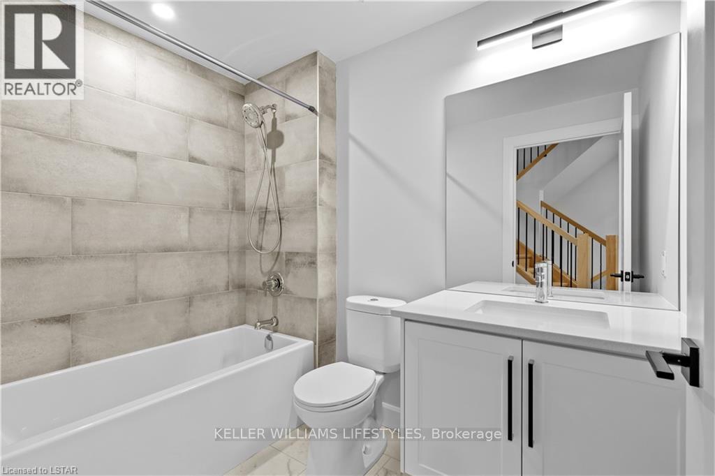 B106 - 2082 Lumen Drive, London South (South A), ON - Indoor Photo Showing Bathroom