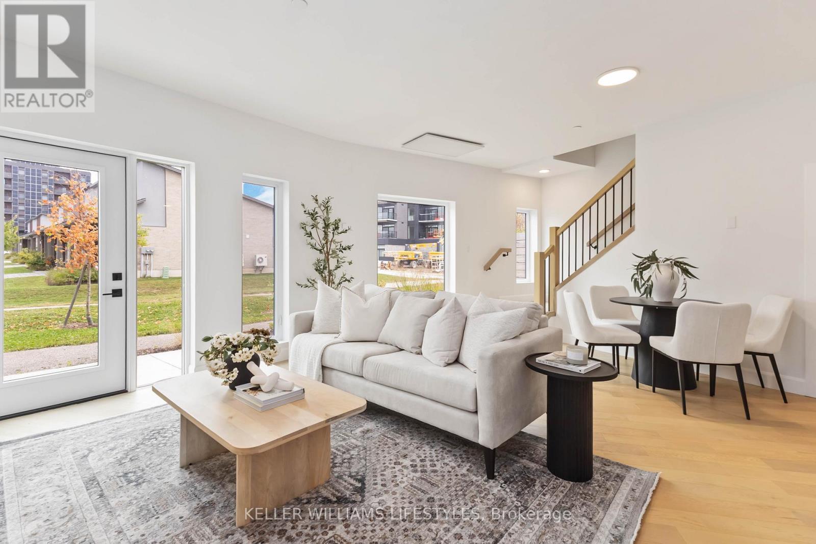 A110 - 2062 Lumen Drive, London South (South A), ON - Indoor Photo Showing Living Room