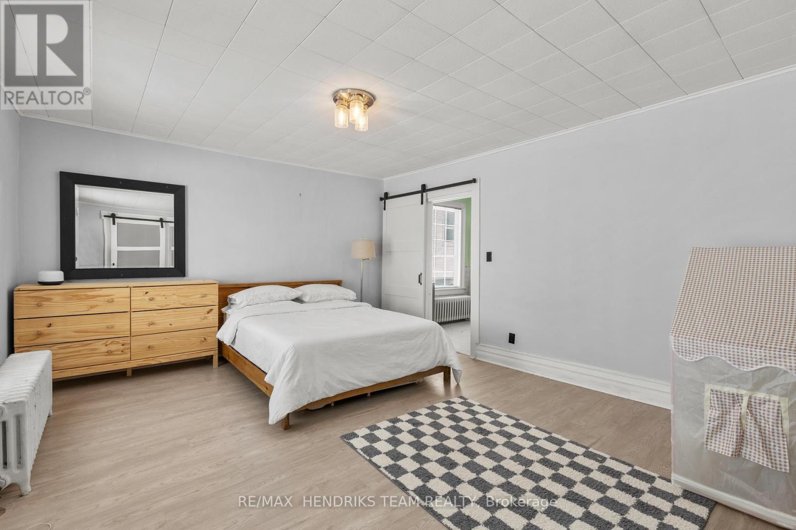 main floor primary bedroom - 60 West Street N, Thorold (Thorold Downtown), ON - Indoor Photo Showing Bedroom