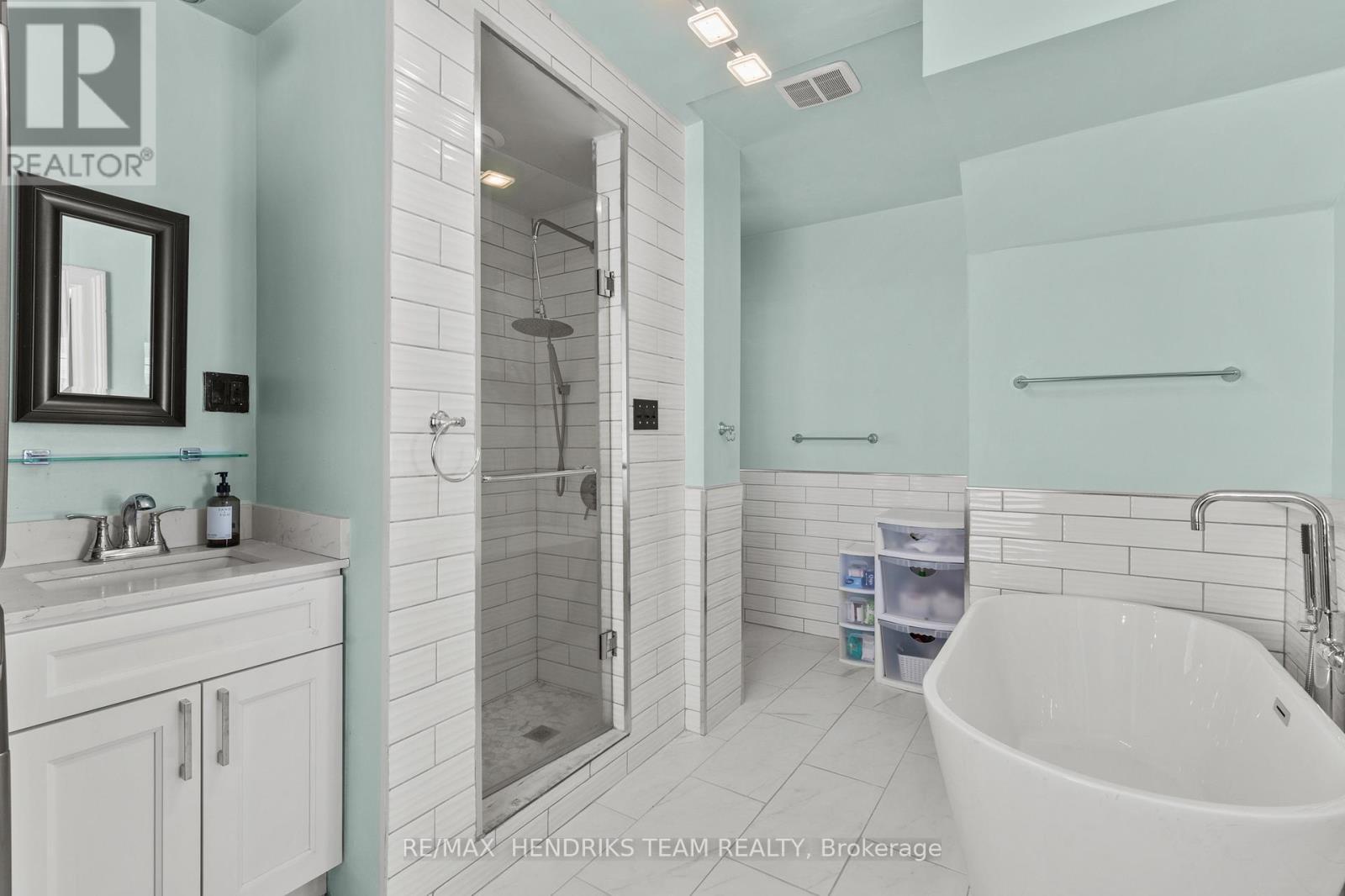 main floor ensuite - 60 West Street N, Thorold (Thorold Downtown), ON - Indoor Photo Showing Bathroom