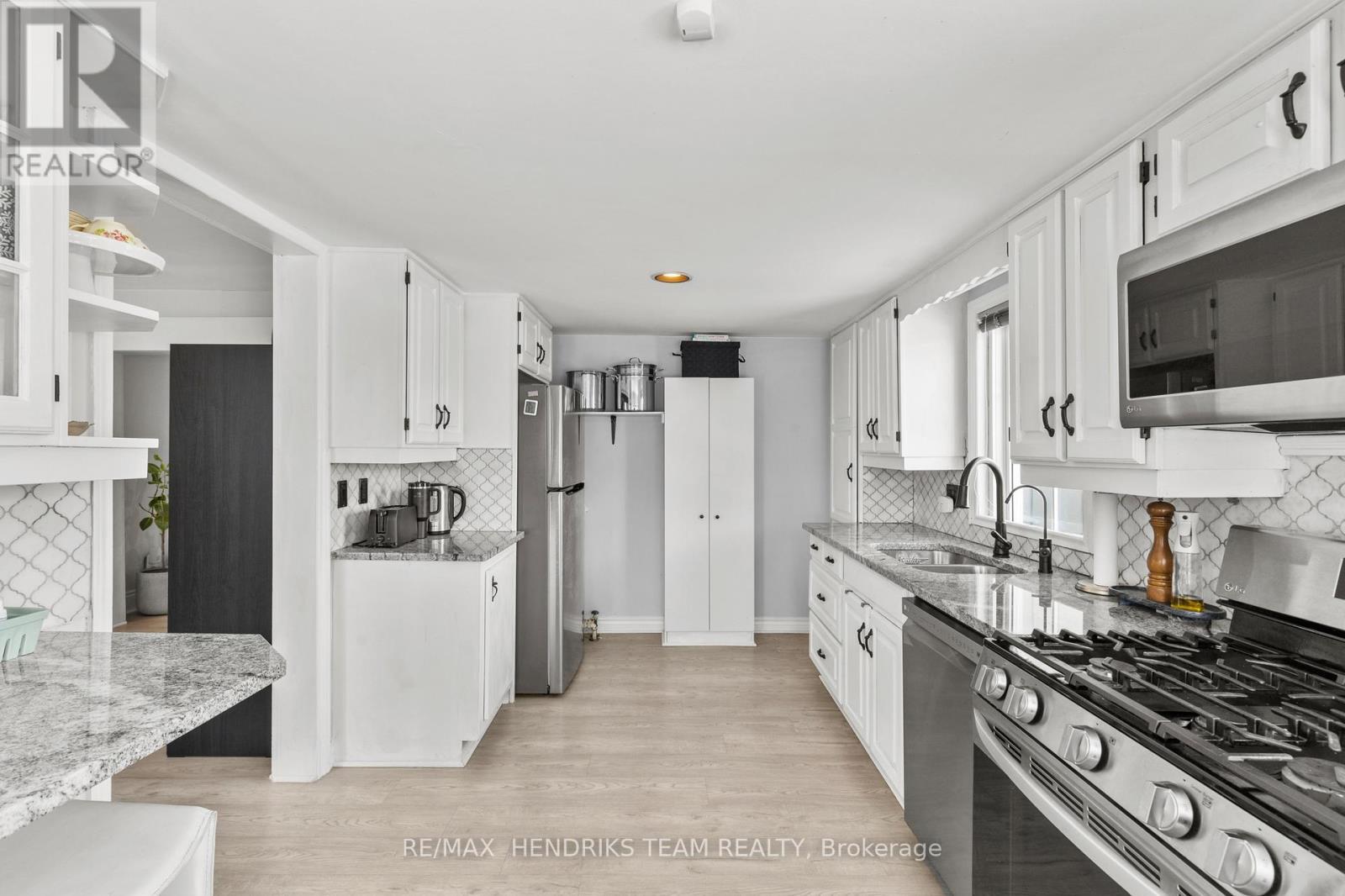 60 West Street N, Thorold (Thorold Downtown), ON - Indoor Photo Showing Kitchen With Double Sink
