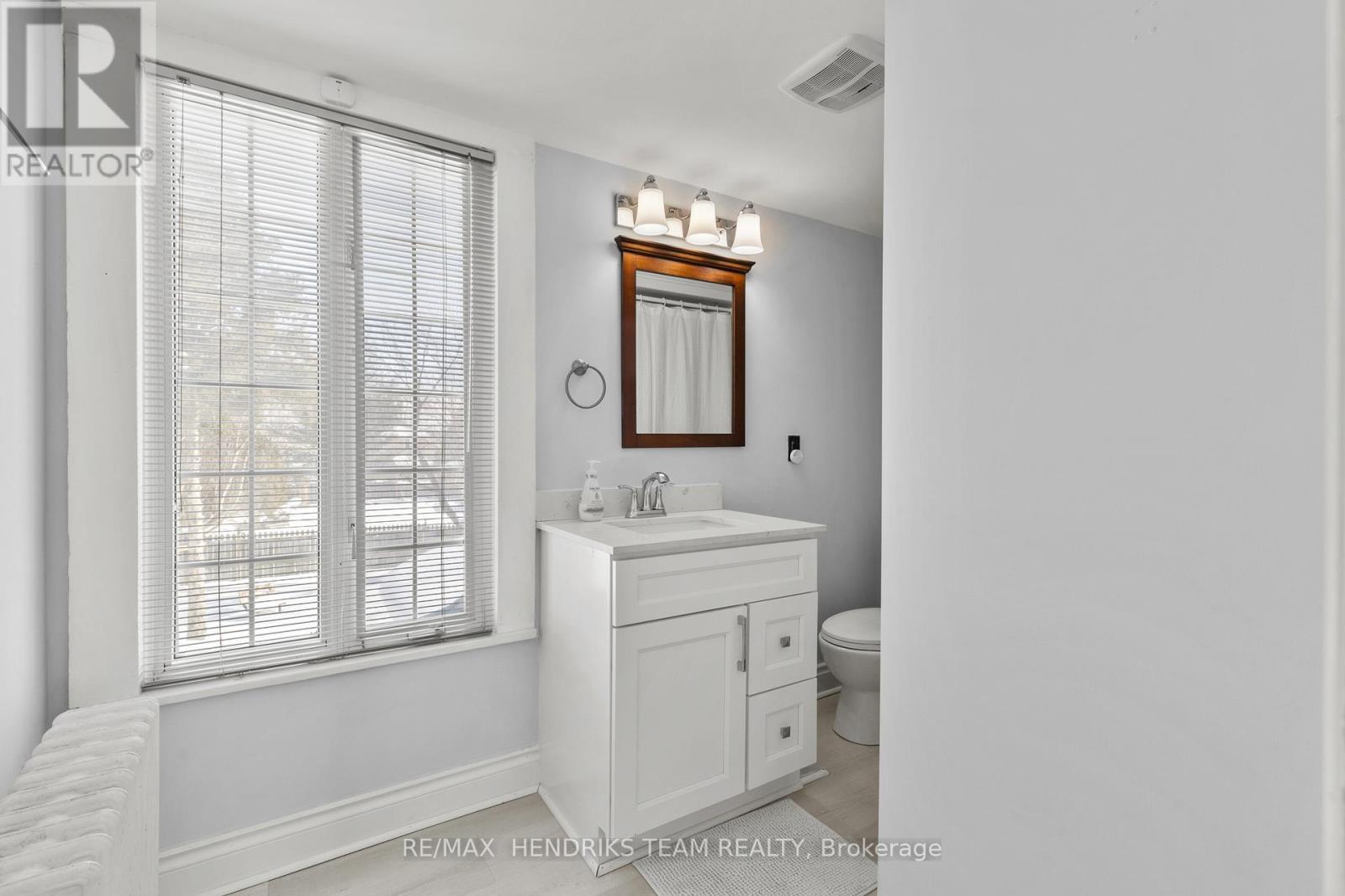 4pc bathroom on second floor - 60 West Street N, Thorold (Thorold Downtown), ON - Indoor Photo Showing Bathroom