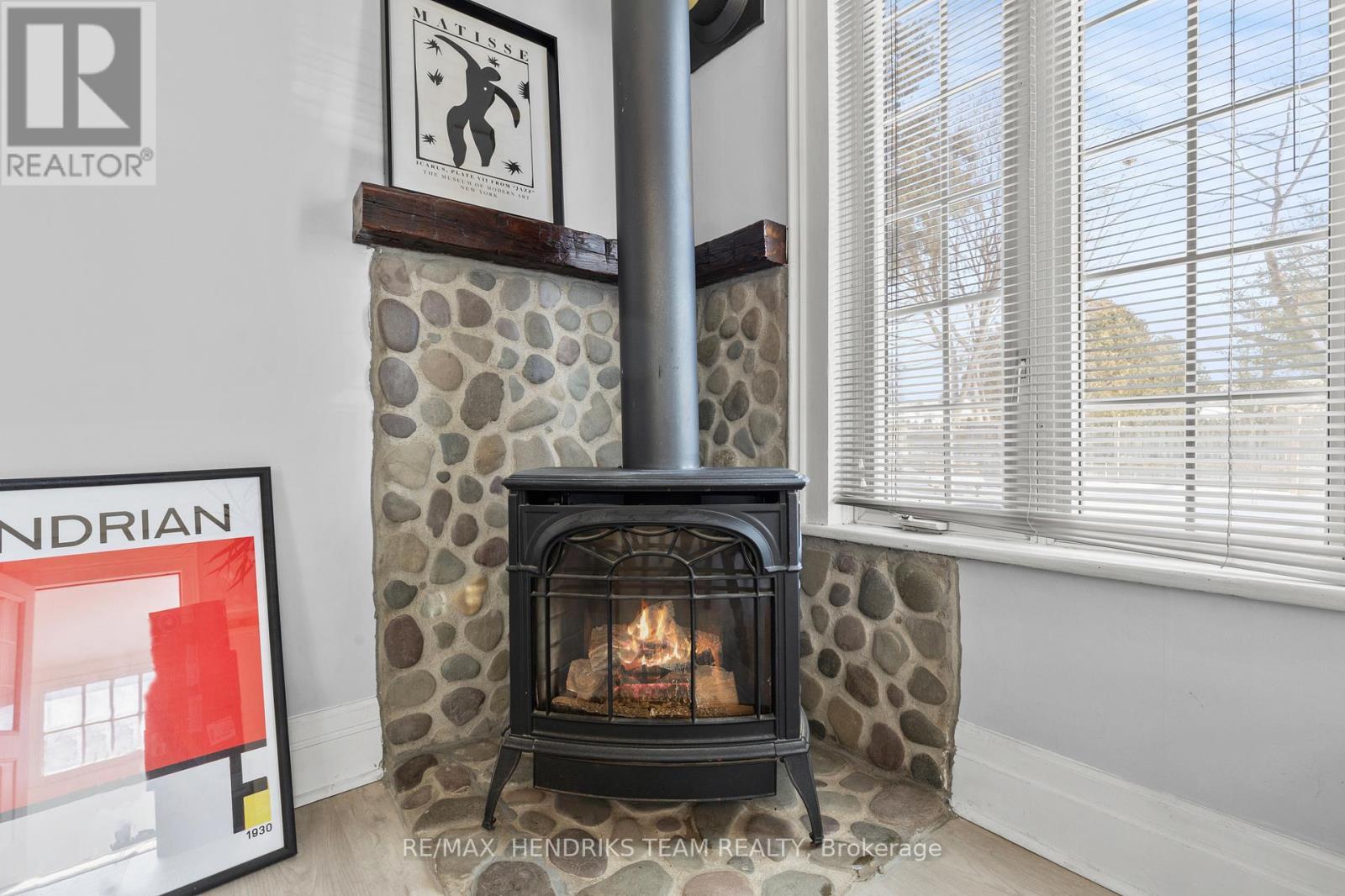 60 West Street N, Thorold (Thorold Downtown), ON - Indoor With Fireplace